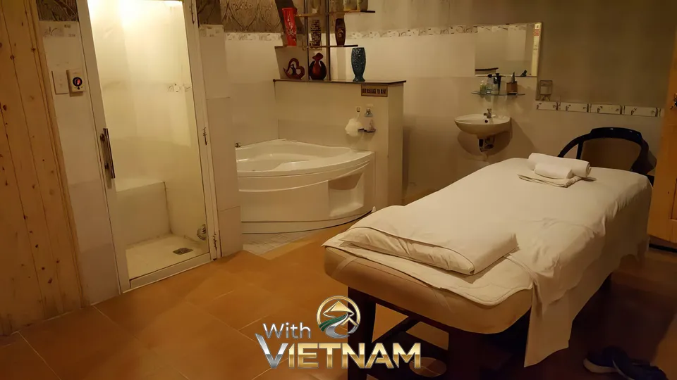 마사지 침대와 욕조가 있는 넓은 방