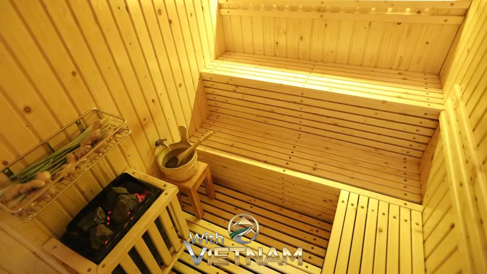전통적인 나무 사우나의 내부