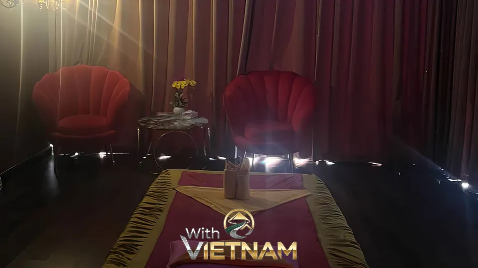 붉은 의자와 마사지 매트가 있는 방