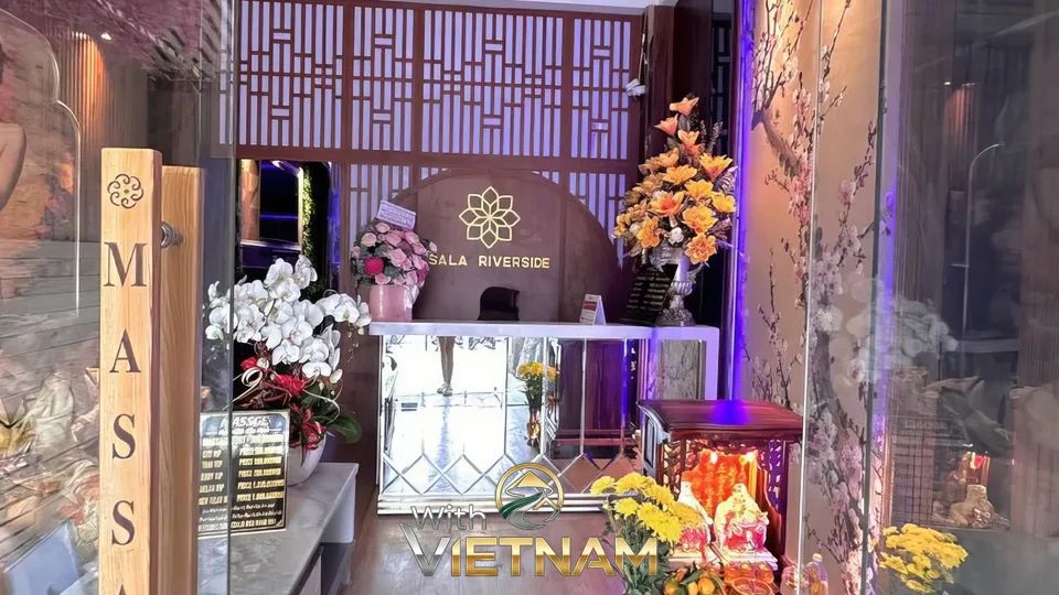 살라 리버사이드 스파의 화려한 입구