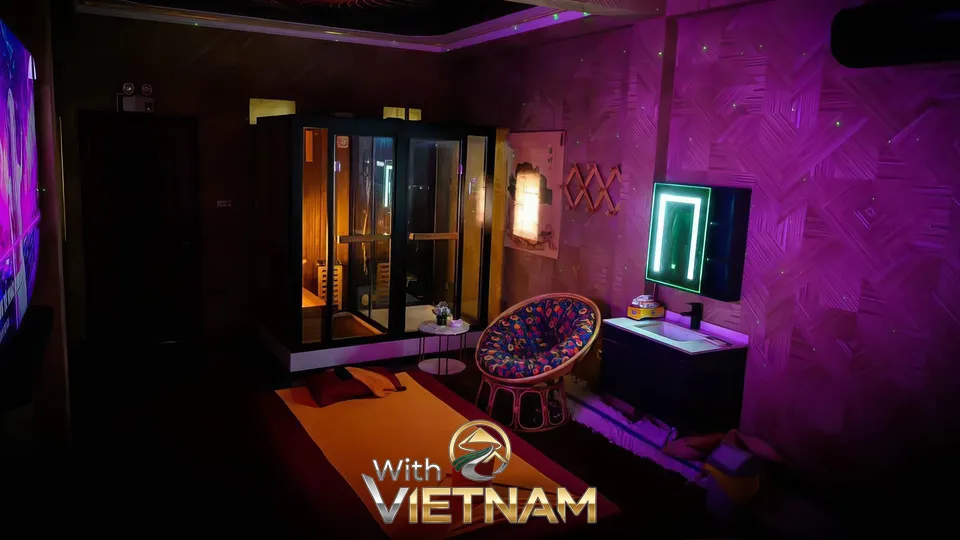 개인 사우나가 있는 보라색 조명 룸