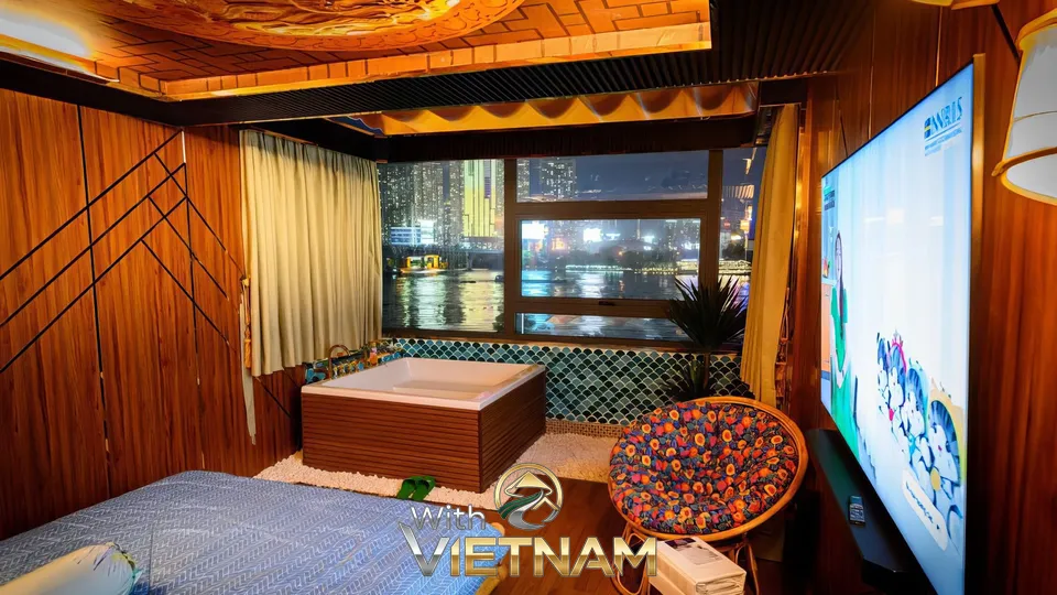 강이 보이는 창가 욕조가 있는 방