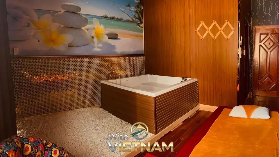 해변 그림과 나무 욕조가 있는 객실