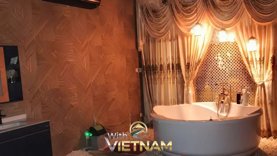 고급스러운 커튼과 흰색 욕조가 있는 방