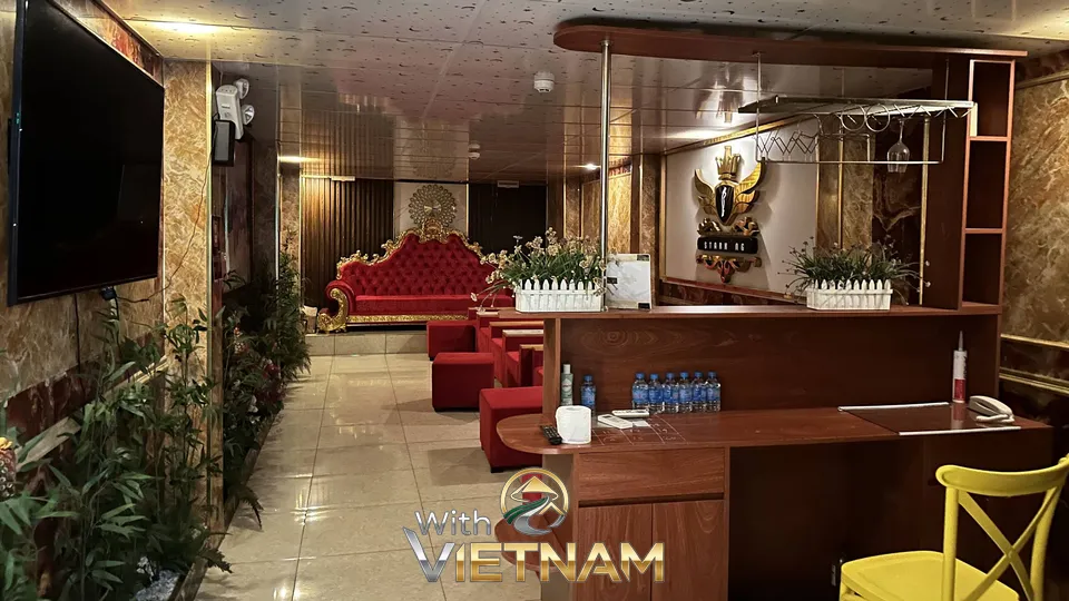 붉은 소파와 카운터가 있는 라운지