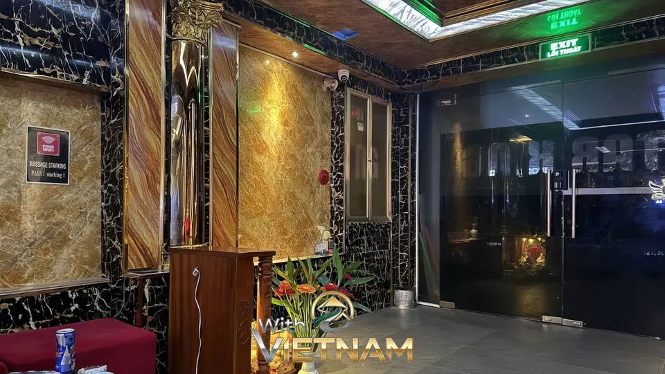 금색 기둥과 화려한 벽 장식