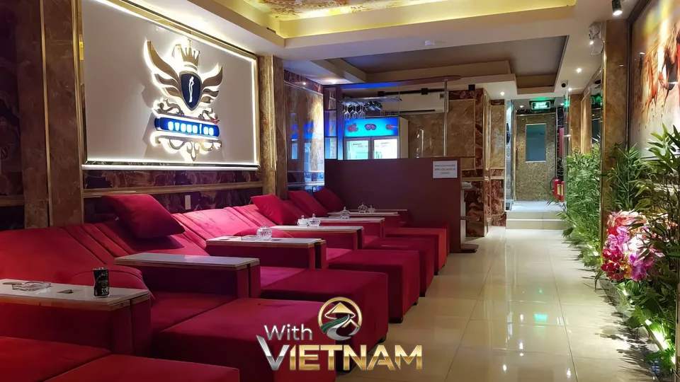 긴 붉은 소파가 있는 대기 공간