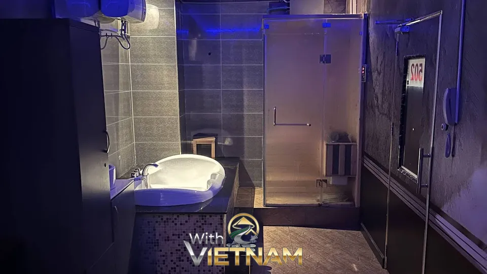 세면대와 유리 샤워부스가 있는 욕실