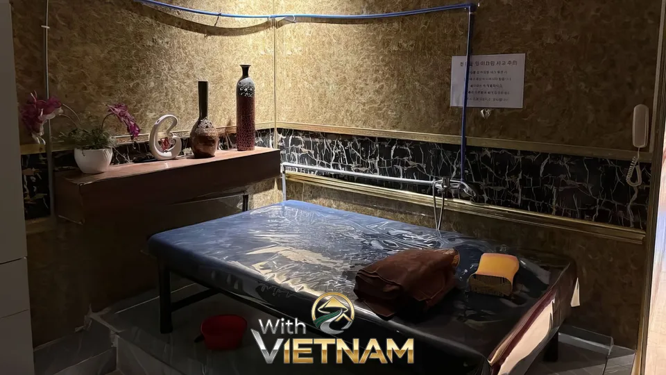 화려한 벽지의 마사지룸 베드