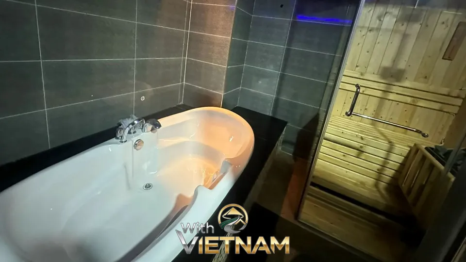 흰 욕조와 나무 사우나가 있는 욕실