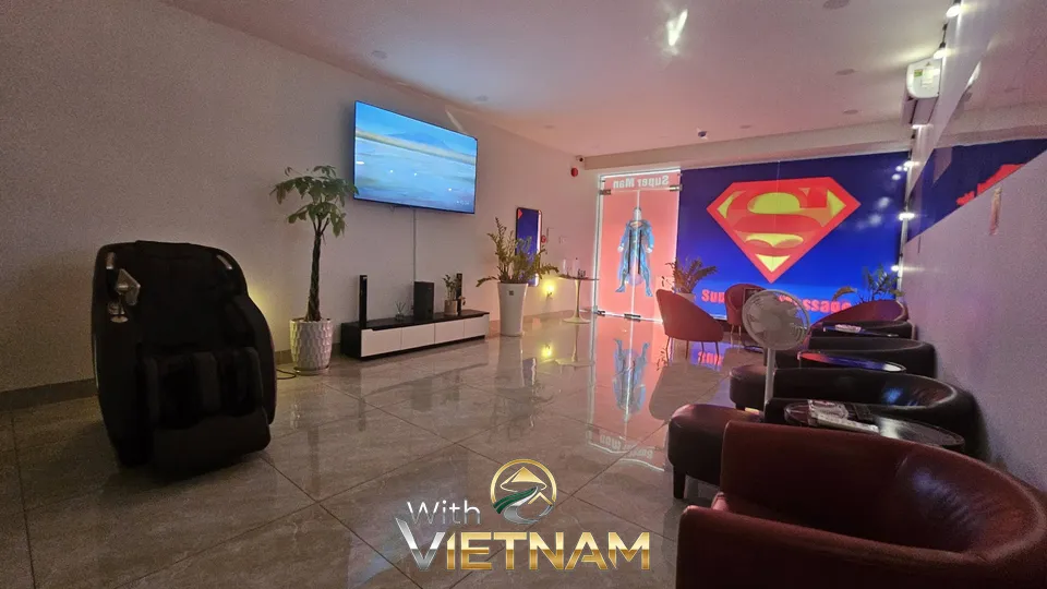 슈퍼맨 로고가 있는 마사지 대기실