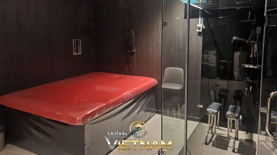 빨간색 매트와 샤워 시설이 있는 방