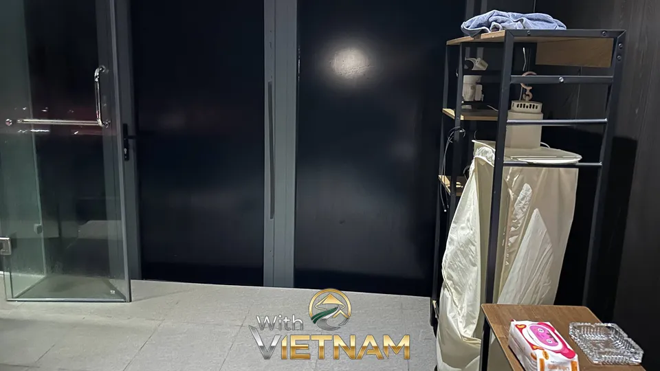 샤워실과 수건이 비치된 선반