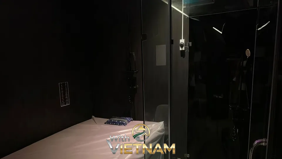 어두운 조명의 마사지실과 샤워 공간