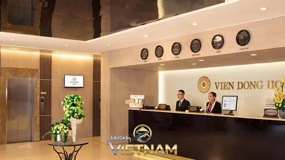 비엔동 호텔 로비의 리셉션 데스크 전경