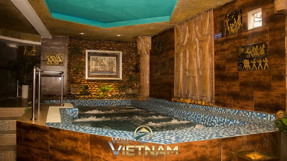 고풍스러운 장식의 실내 자쿠지