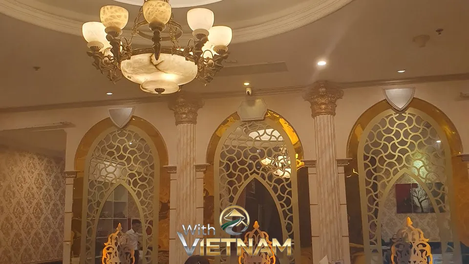 화려한 샹들리에와 황금빛 아치형 인랑