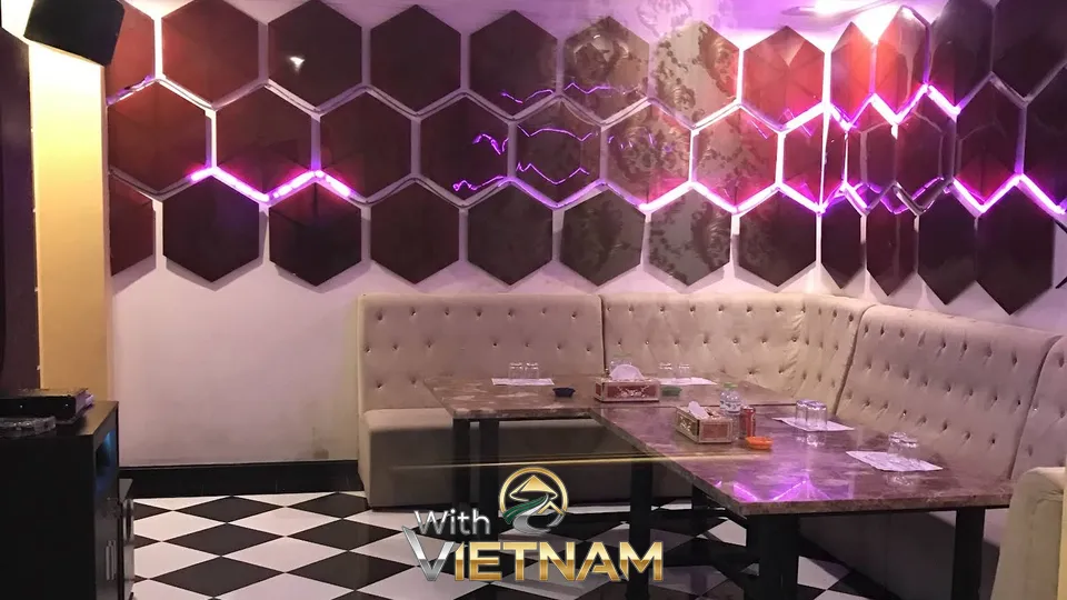 육각형 조명이 빛나는 세련된 소형 룸