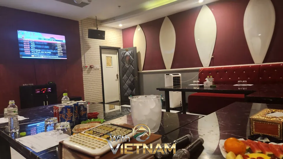 마이크와 선곡 리모컨이 준비된 테이블