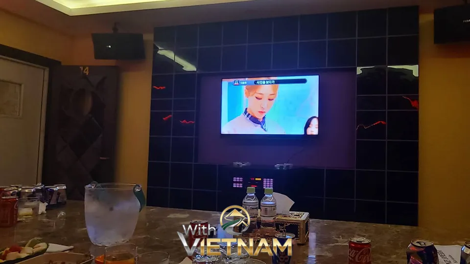 뮤직비디오가 상영 중인 대형 모니터와 테이블 세팅