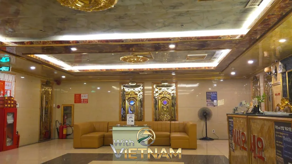 금색 장식의 대기 공간과 소파