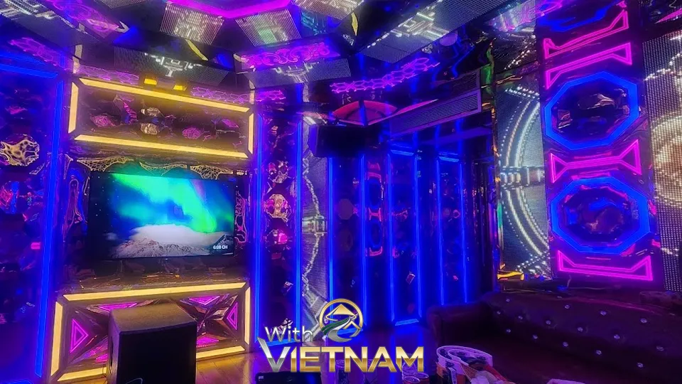 블루 및 핑크 LED 조명의 가라오케 룸