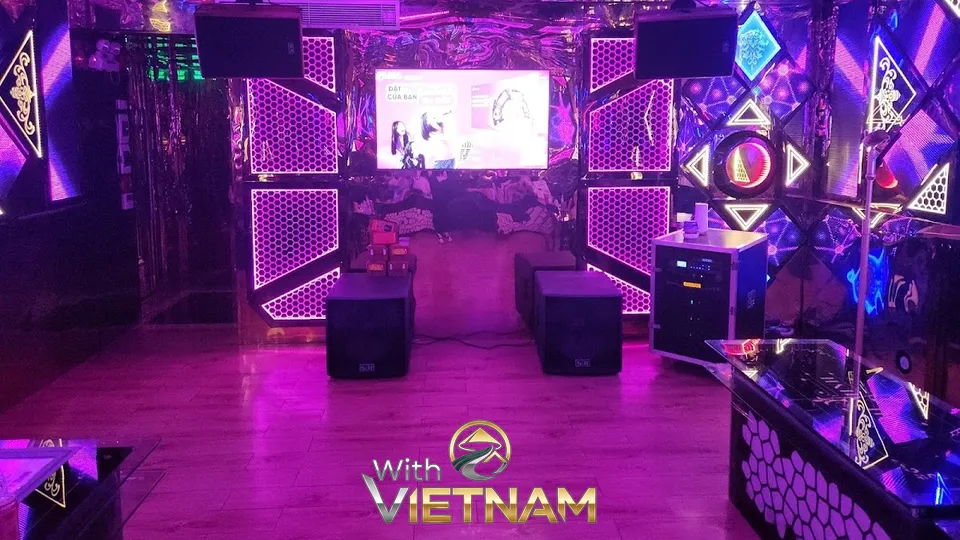 화려한 조명과 대형 스크린이 완비된 노래방