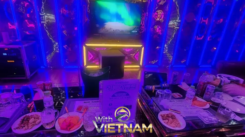 과일 안주와 맥주가 차려진 파티 테이블