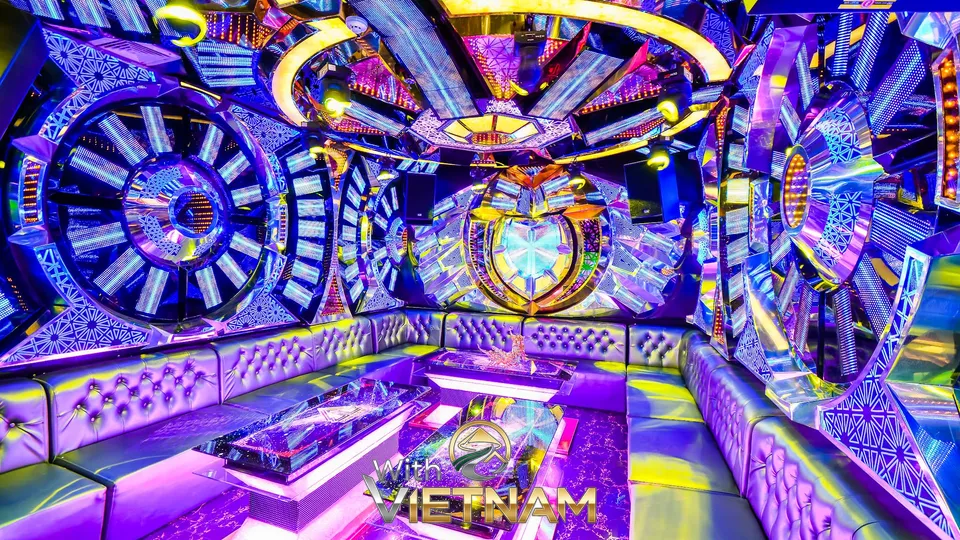 원형 조명과 기하학적 디자인의 VIP룸