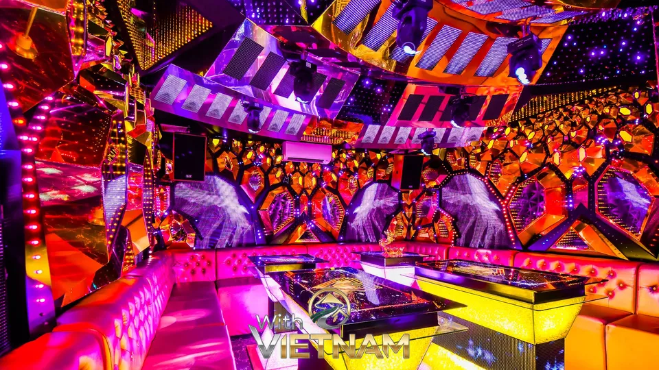 벌집 모양 벽면과 핑크빛 조명의 대형룸