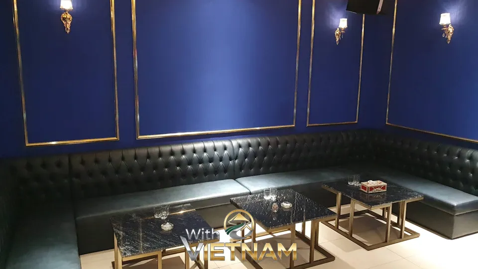 골드 프레임과 블루 벽면이 돋보이는 럭셔리 룸