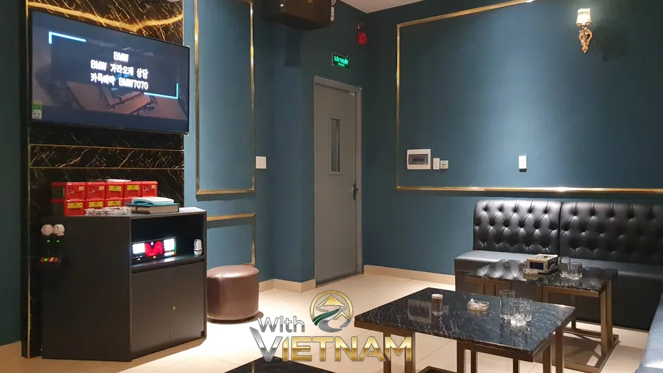 대형 TV와 깔끔한 인테리어를 갖춘 최신식 노래방