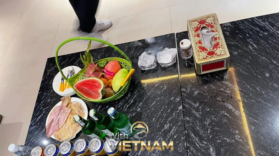 과일 안주와 소주, 맥주 등 다양한 주류 세트