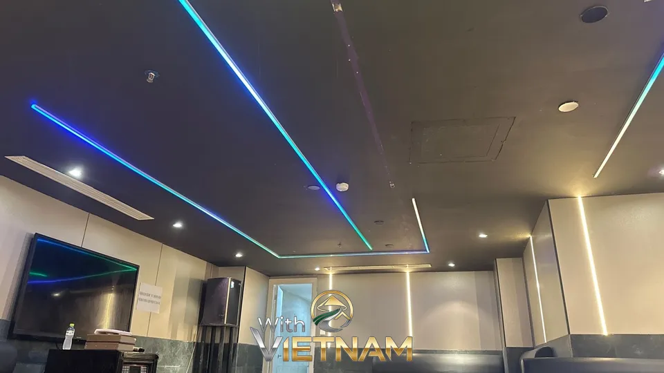 라인 조명이 돋보이는 천장 인테리어