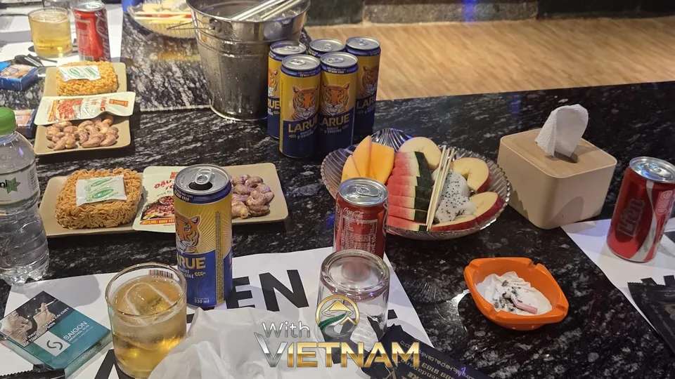 맥주와 음료, 마른안주가 세팅된 테이블 모습