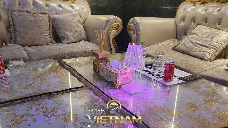 화려한 패턴의 테이블과 티슈 케이스