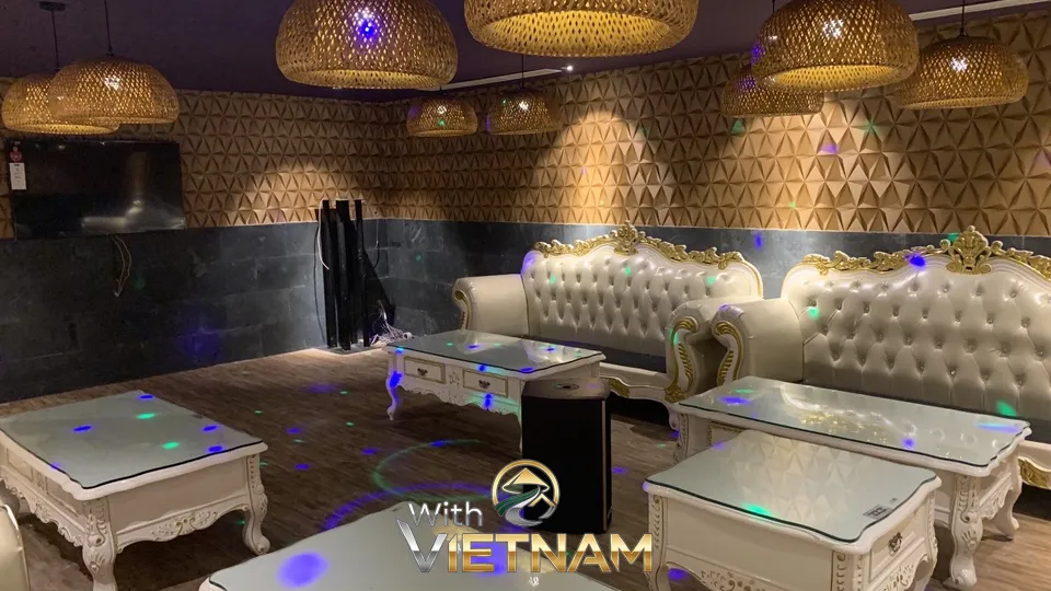 라탄 조명과 화이트 소파가 어우러진 대형 룸