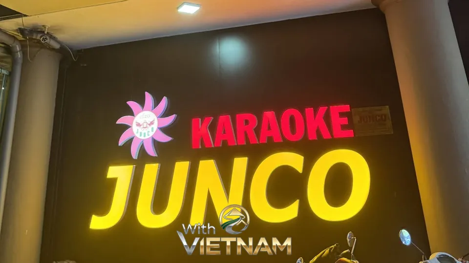 준코 가라오케의 화려한 네온사인 간판