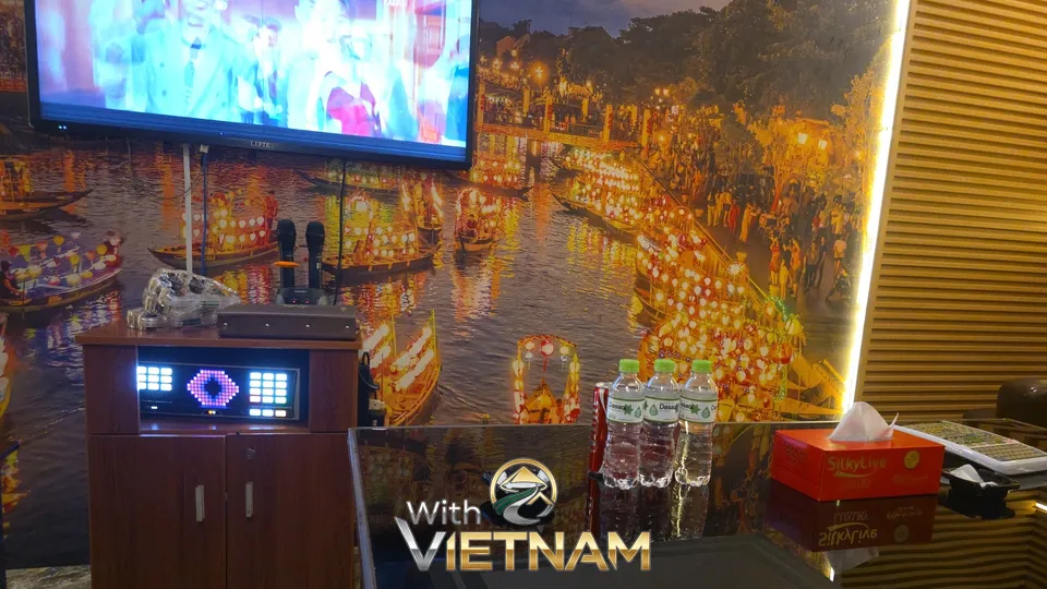 호이안 등불 풍경 벽지가 있는 노래방 내부