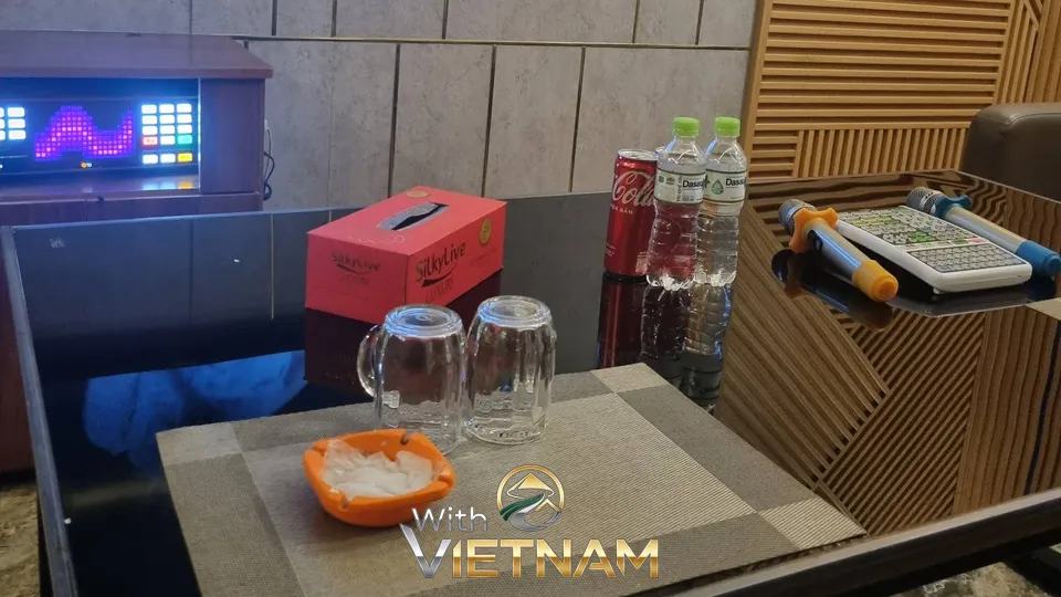 맥주잔, 음료, 마이크가 세팅된 테이블 상단