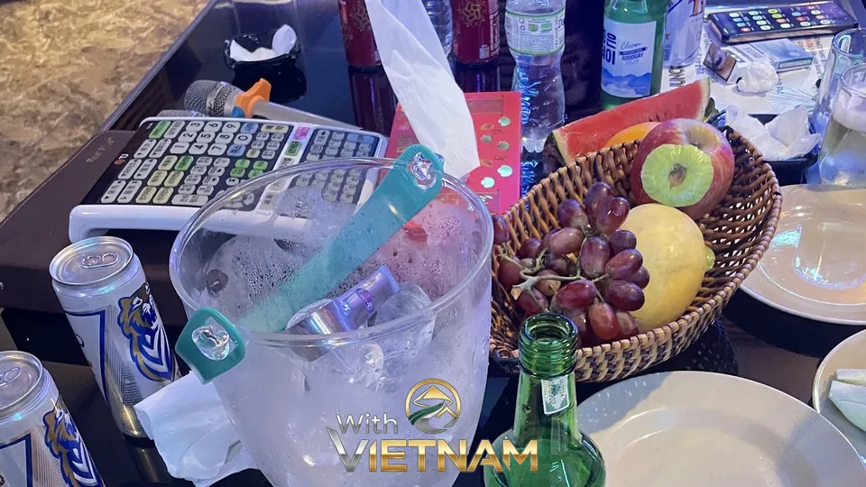 얼음 바구니와 과일 안주가 차려진 술상