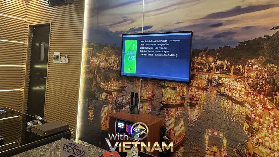 최신곡 목록이 띄워진 노래방 모니터와 내부