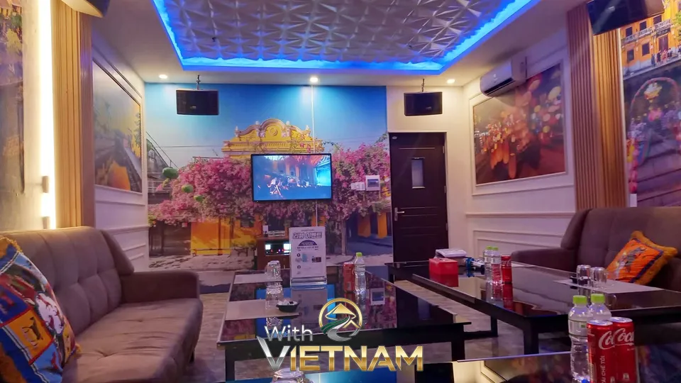 화사한 꽃 테마 벽지로 꾸며진 넓은 소파 룸