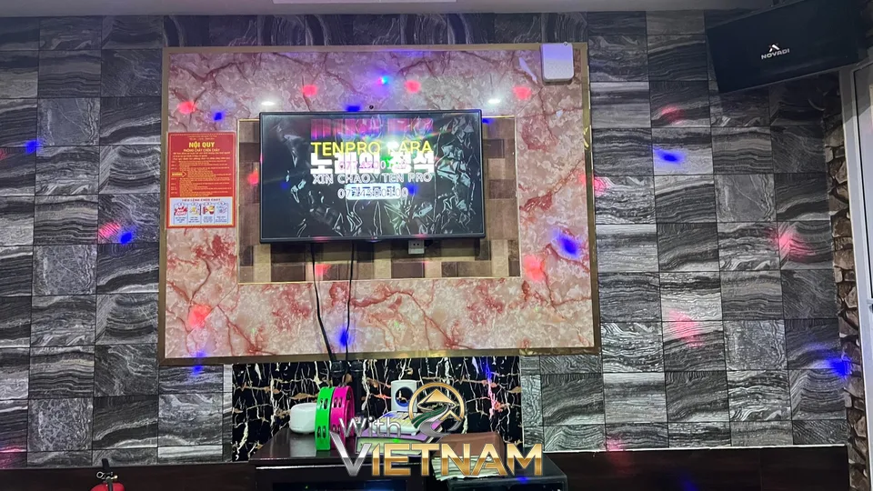 최신식 노래방 기기와 세련된 벽면 디자인