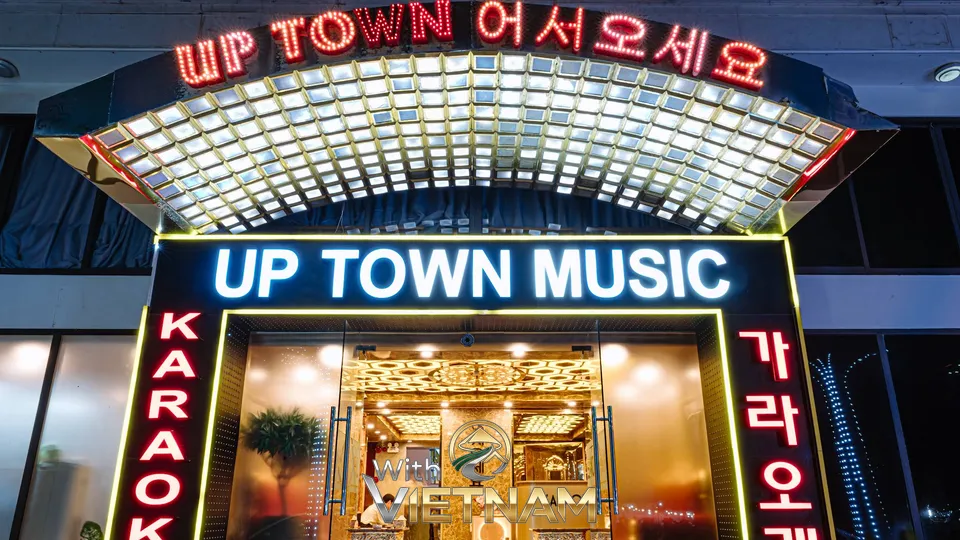 다낭 업타운 가라오케 입구 전경