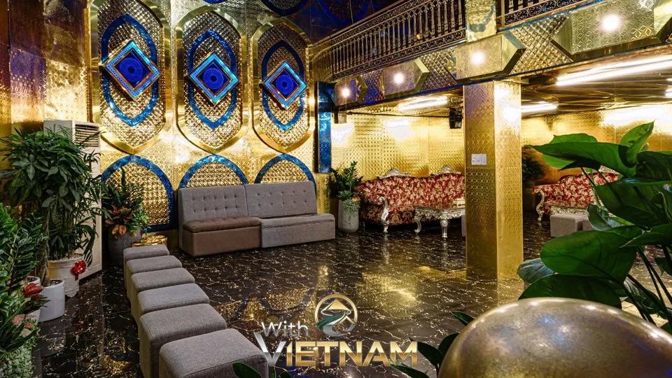 넓은 소파가 있는 대기 홀