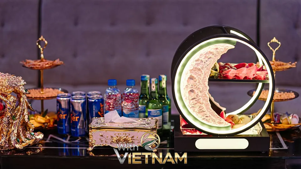 초승달 조명 장식과 과일 안주, 주류 세팅