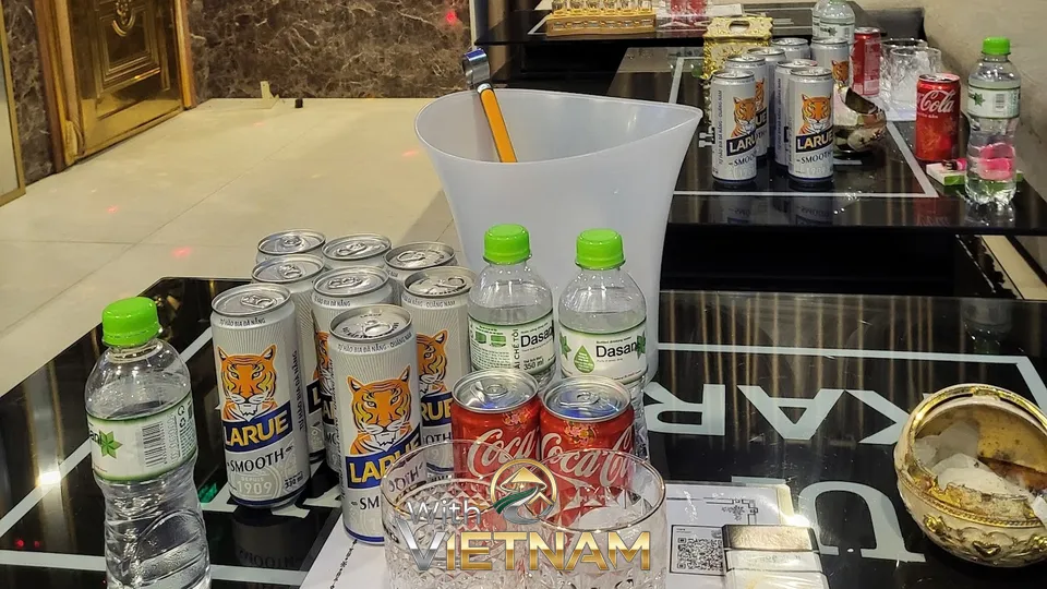 테이블 위에 준비된 음료와 시원한 얼음통