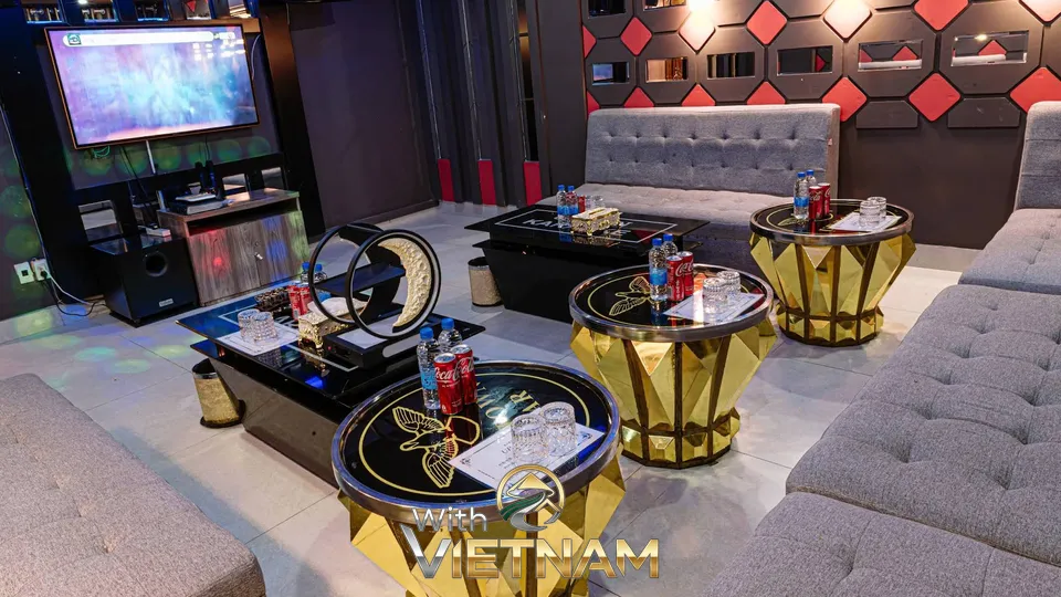 금색 원형 테이블과 편안한 소파 좌석