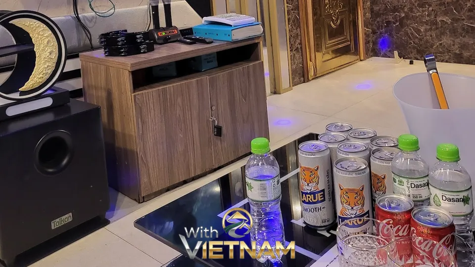 테이블 위 주류 세팅과 노래방 기기 및 마이크